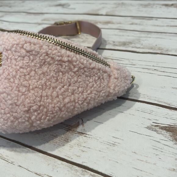 Stoney Clover Lane Sherpa Cozy Rose Fanny Pack with Blanc Glitter Heart - Picture 11 of 13